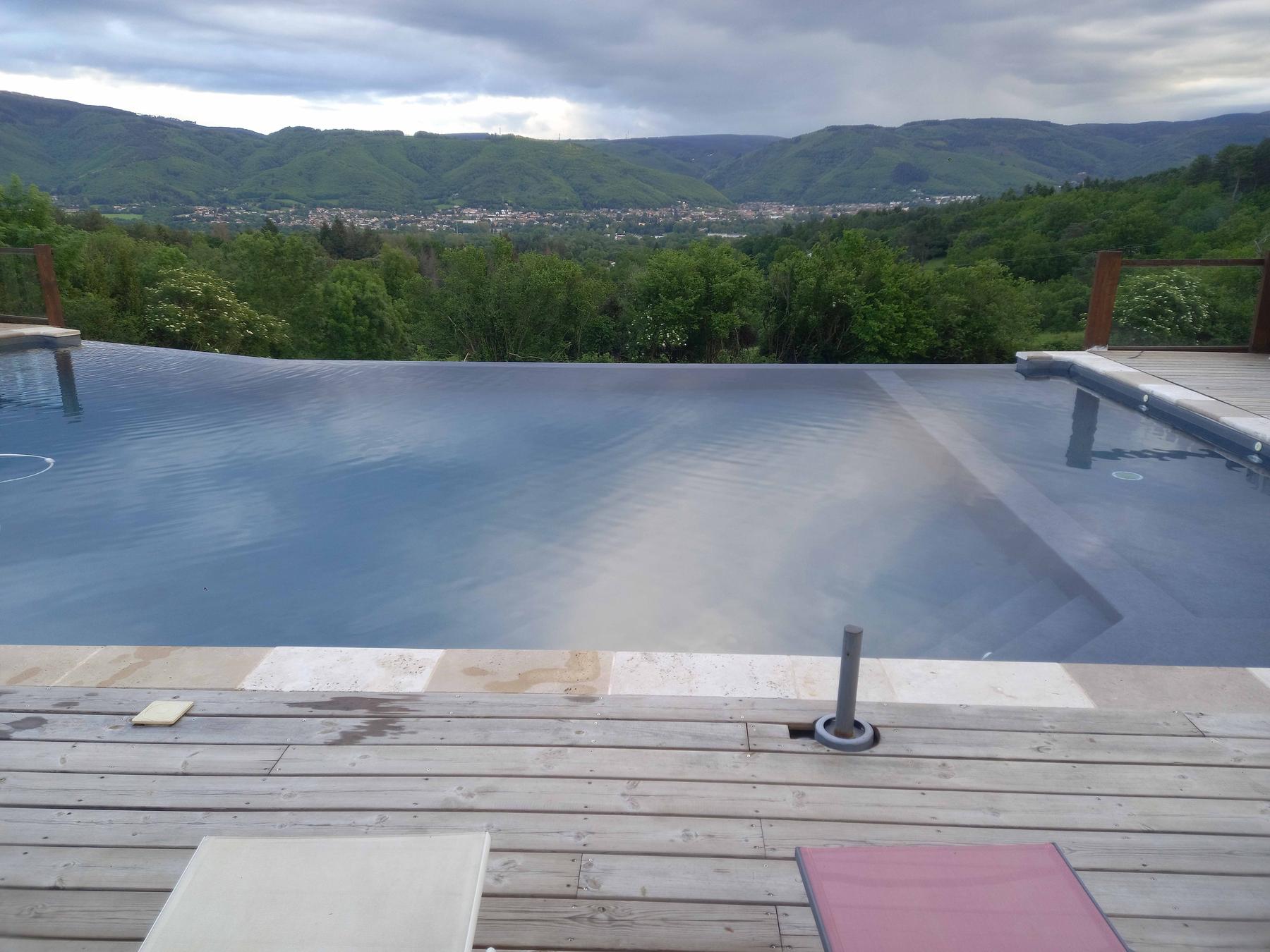Vista panorámica del valle desde el borde de la piscina