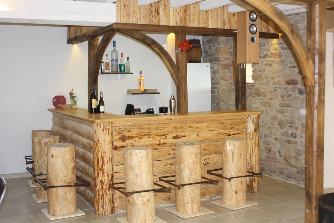 La barra de piedra y madera del salón de eventos