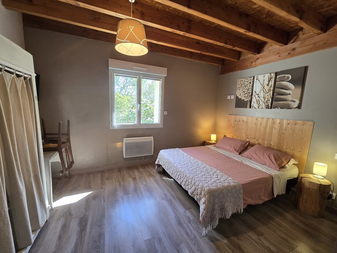 Habitación con cama de matrimonio, escritorio y vestidor
