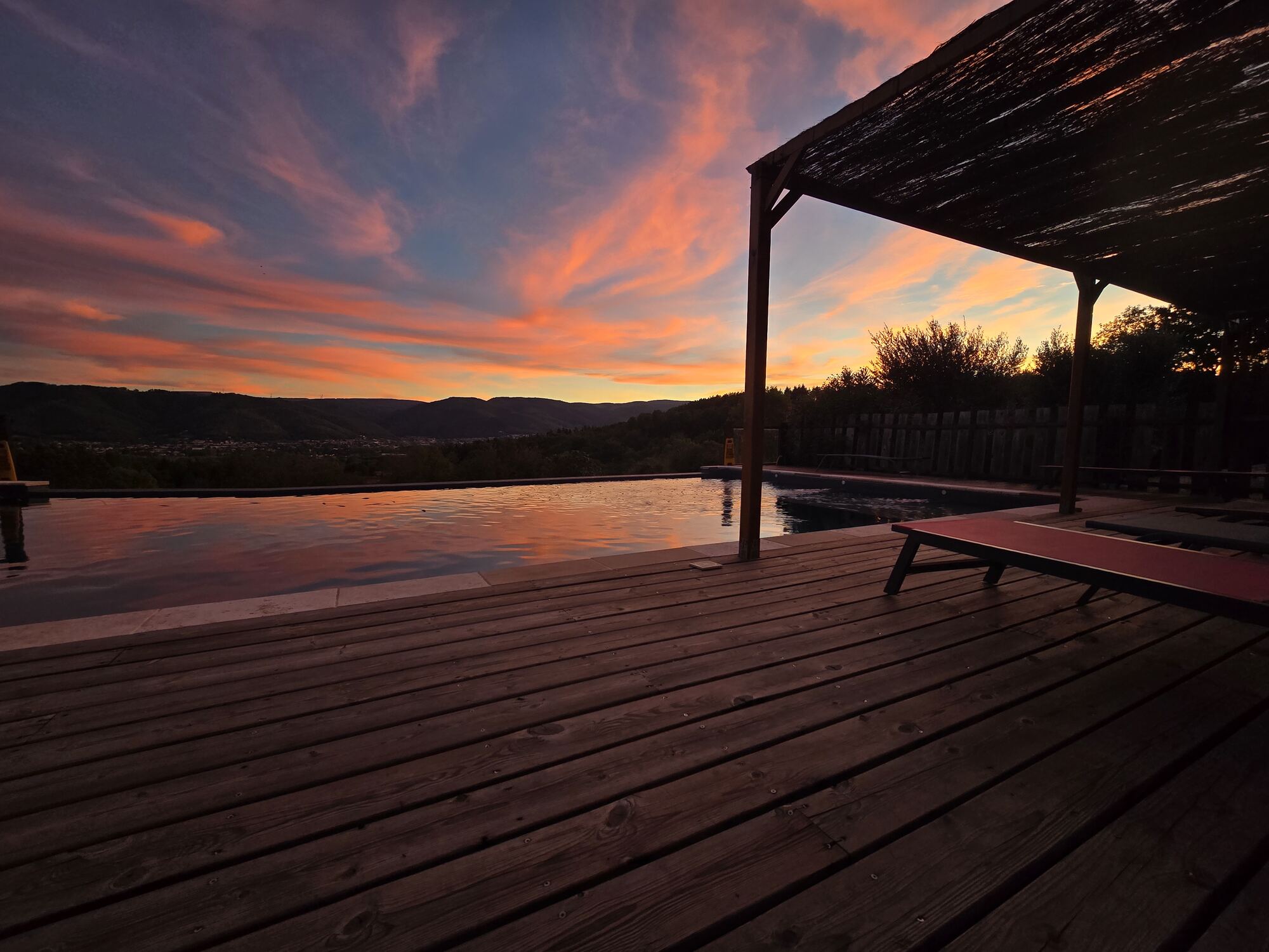 Atardecer sobre la Montagne Noire desde la piscina