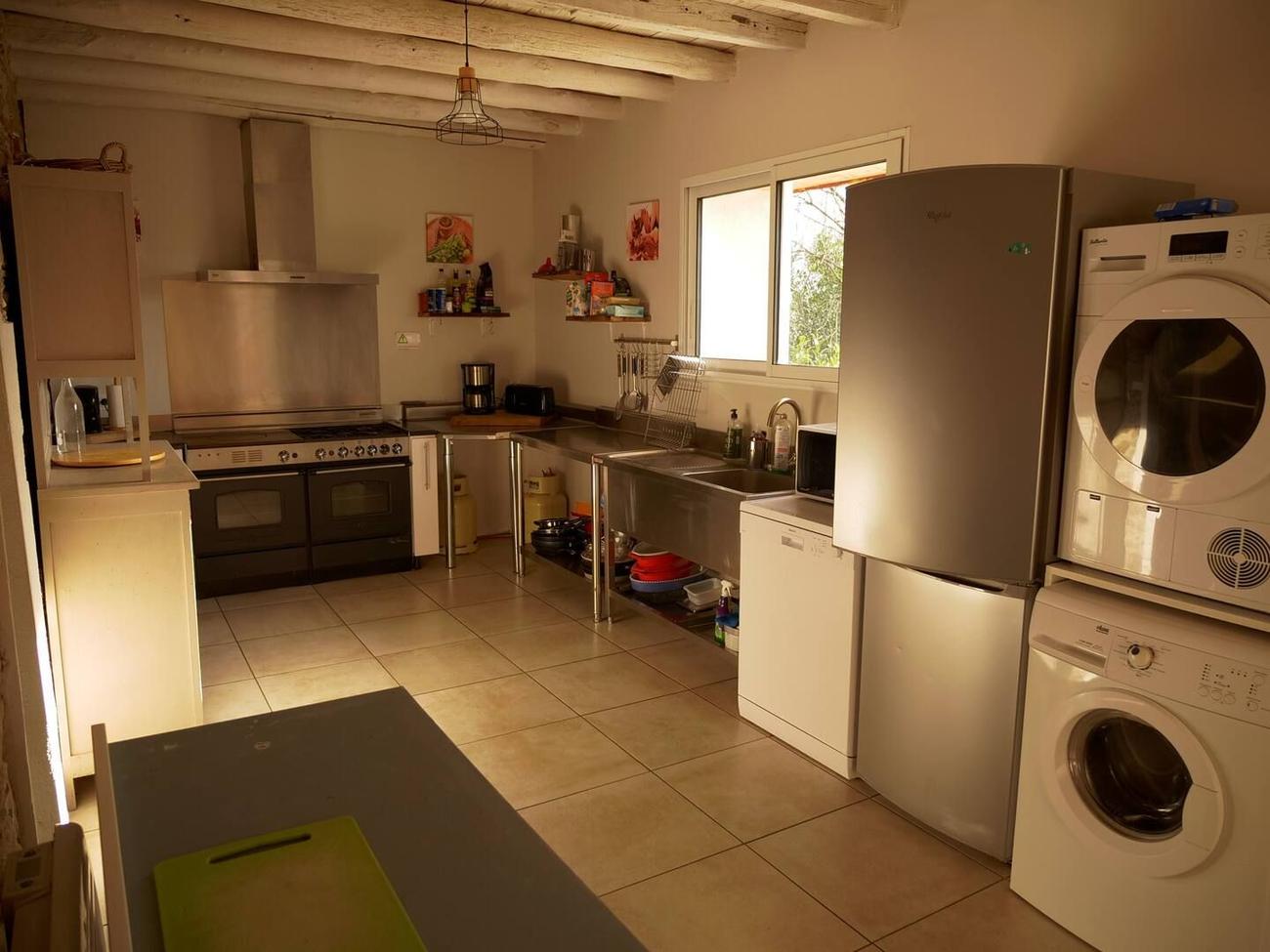 La cocina equipada: cocina Rosières, fregadero de acero inoxidable, frigoríficos, lavavajillas, lavadora y secadora