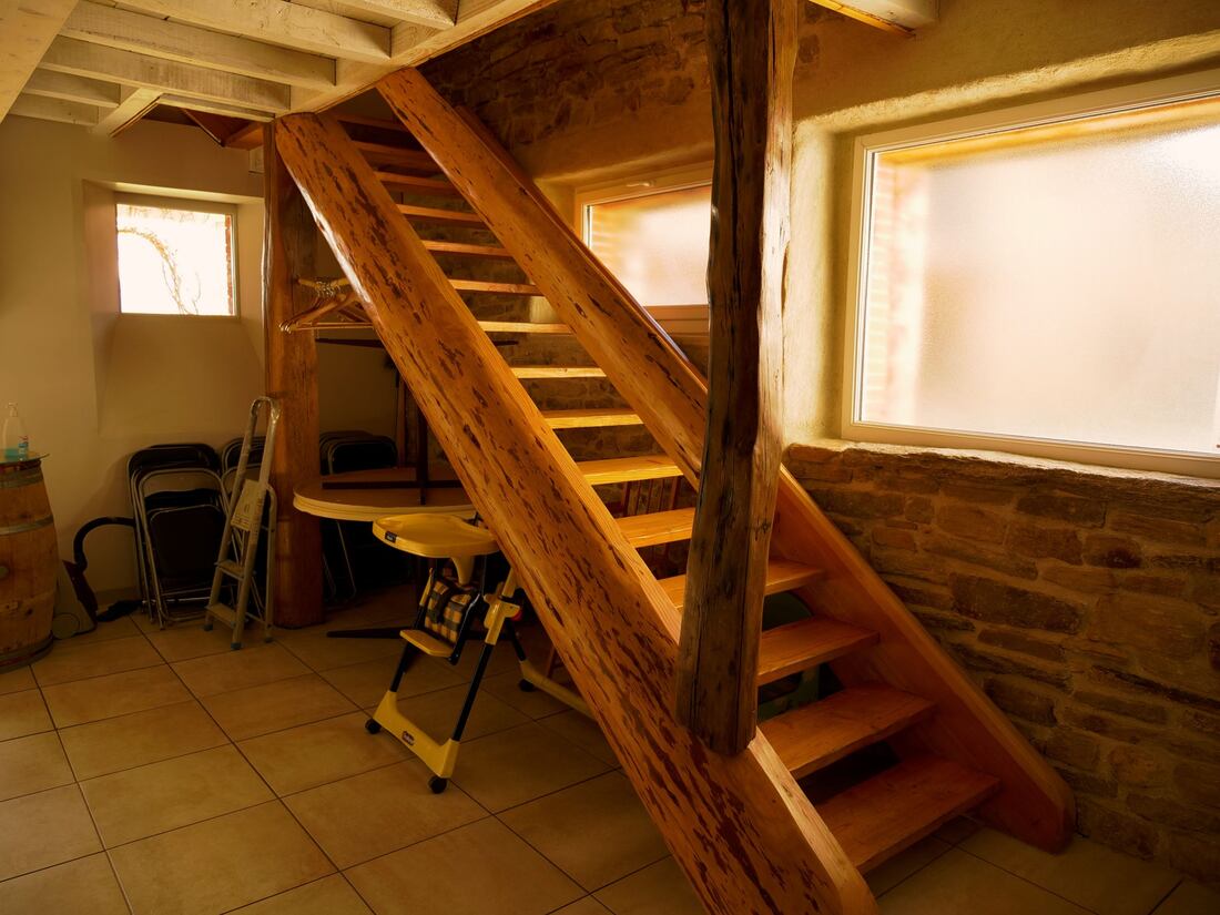 La escalera de madera maciza del salón de eventos
