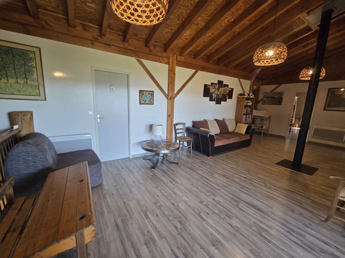 El hall con sofá cama y puertas de las habitaciones
