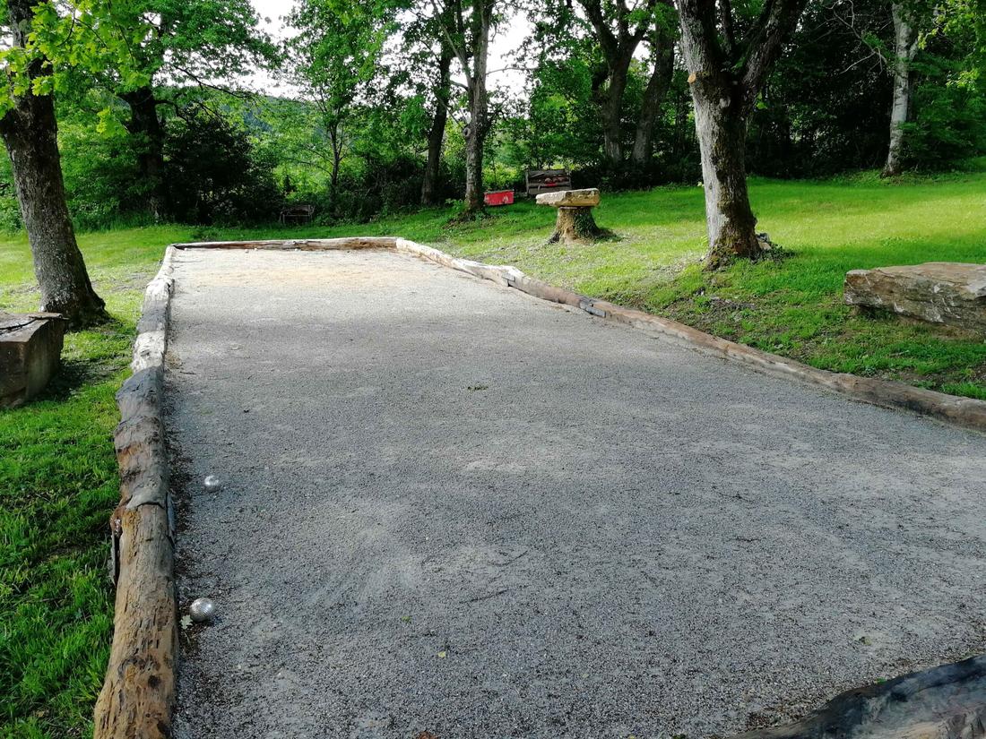 La pista de petanca a la sombra, con bolas incluidas