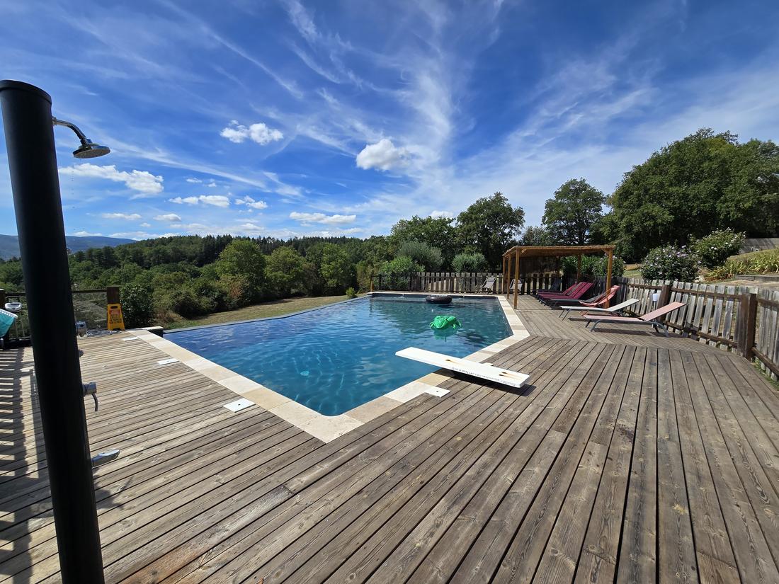 El trampolín de la piscina y la ducha solar