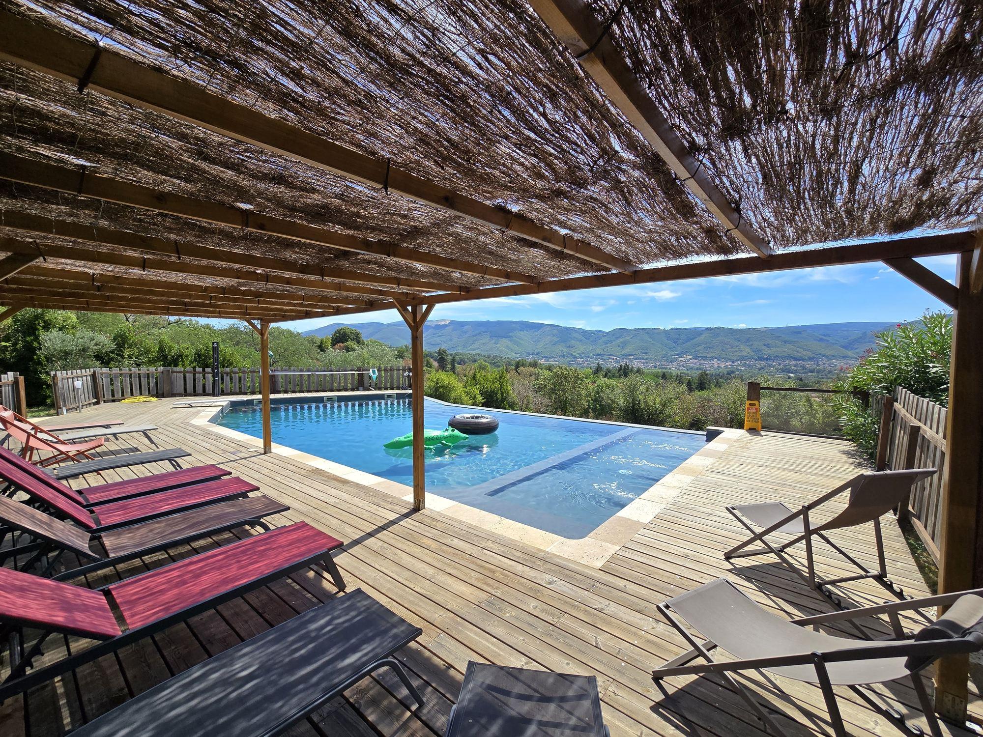La piscina de 15 × 7 m frente al valle de Mazamet