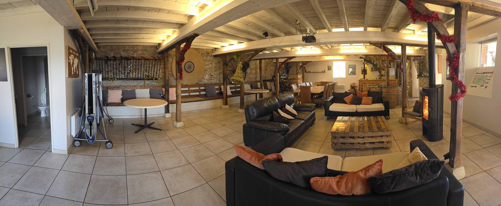 El salón de eventos de 160 m² con sus mesas y su viguería