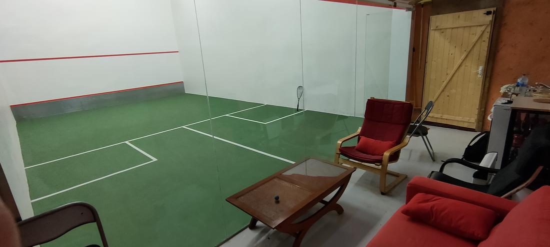 La pista de squash cubierta, con raquetas incluidas