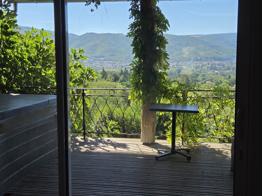Vistas al valle y las montañas desde la terraza, con el spa