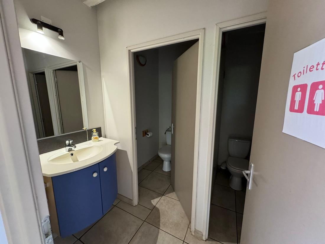 Los dos aseos y el lavabo contiguos al salón de eventos